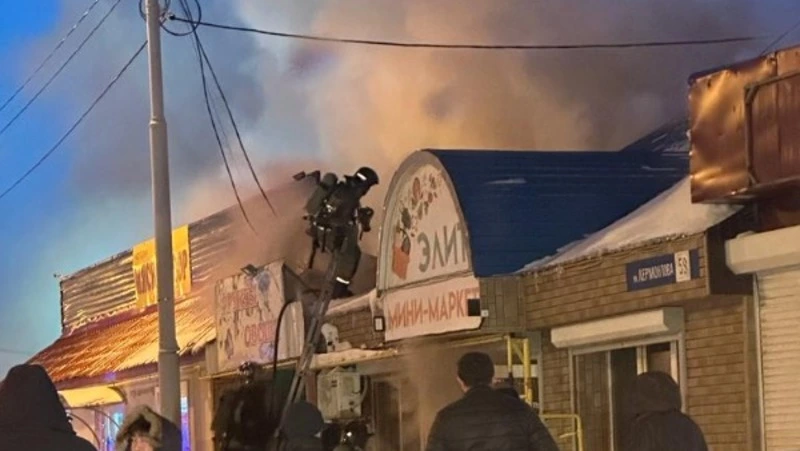 Очевидцы: магазин «Мясной двор» загорелся в Южно-Сахалинске
