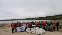 Сахалинские активисты и ветераны СВО собрали более 200 кг мусора на берегу озера Изменчивое