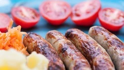 Фрукты, сосиски и помидоры подешевели на Сахалине за неделю