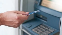 Мужчина украл больше 40 тысяч рублей с банковской карты знакомой в Южно-Сахалинске 