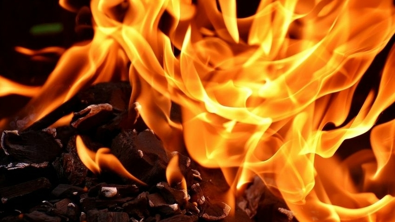 Два соседних дома по очереди сгорели в Южно-Сахалинске