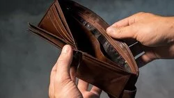 Путин поручил предотвратить снижение доходов бедных россиян