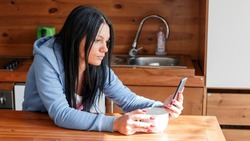 Женщина украла смартфон у своего приятеля в ходе застолья в Долинском районе 