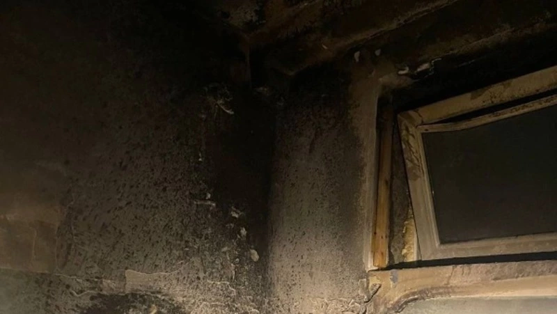 Детская коляска вспыхнула в подъезде дома в Корсакове