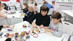 В Корсакове для семей участников СВО провели мастер-класс по декорированию новогодних свечей