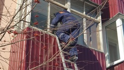 На Сахалине спасатели попали к инвалиду через балкон 