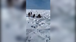 «Массово бежали»: огромные трещины во льду застали врасплох рыбаков Сахалина