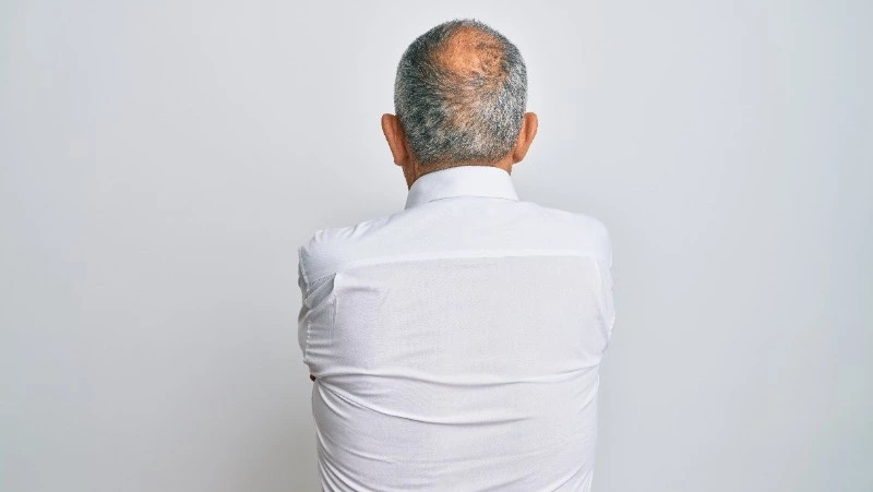 Двое знакомых по очереди обворовали пенсионера из Долинска