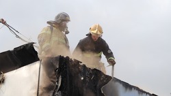 Гостиницу «Турист» в Южно-Сахалинске тушили 24 сотрудника пожарной службы
