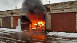 Заброшенный гараж вспыхнул вечером 2 апреля в Южно-Сахалинске