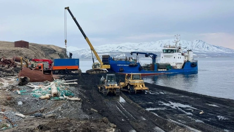 Три судна доставили грузы для строительства мемориала героям на Шумшу