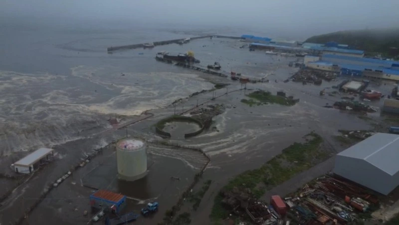 После землетрясения из морского порта Северо-Курильска эвакуировали почти 300 человек