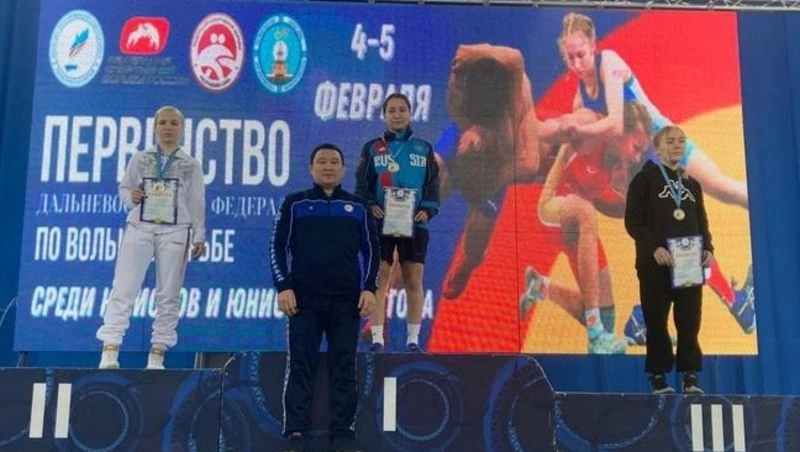 Сахалинские спортсменки получили две серебряные медали первенства ДФО по борьбе