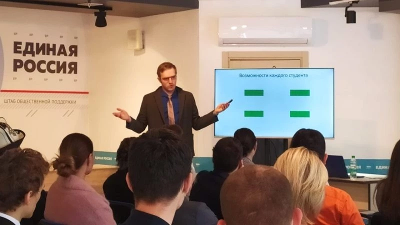 «Будущее страны»: сахалинские студенты представили сенатору Карасину свои проекты