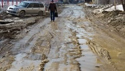 Жуткая грязь мешает сахалинцам добраться до своих домов