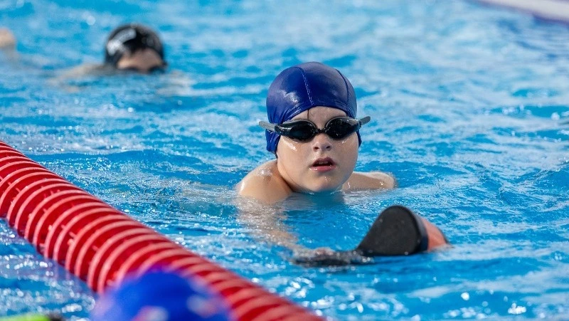 Первую смену лагеря при спортшколе по плаванию открыли в Южно-Сахалинске