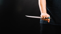 На Сахалине выпившая дочь схватилась за клинок и пырнула мать прямо в сердце
