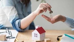 Экс-депутата из Тымовского осудили за махинации с жильем ребенка-сироты