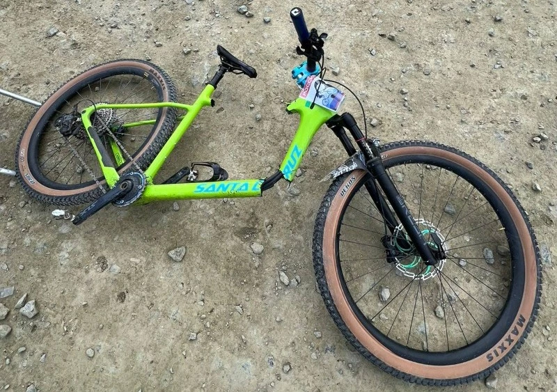 Велогонка на «Горном воздухе» едва не закончилась трагедией из-за мотоциклиста