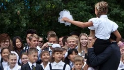 Губернатор Валерий Лимаренко поздравил школьников с окончанием учебного года