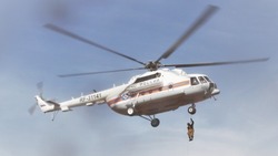 К поискам пропавшего рыбака в Томаринском районе привлекли вертолет МЧС