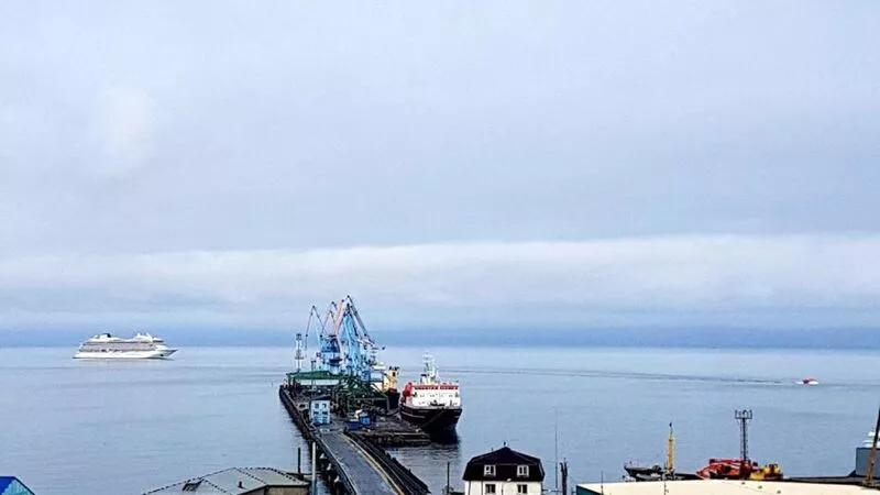 Лайнер-гигант зашел в сахалинский порт