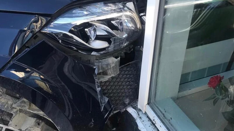 В павильон у «Славянского базара» в Южно-Сахалинске врезался мерседес