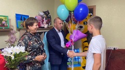 Сын бойца СВО в день рождения получил подарки от мэра Долинского района