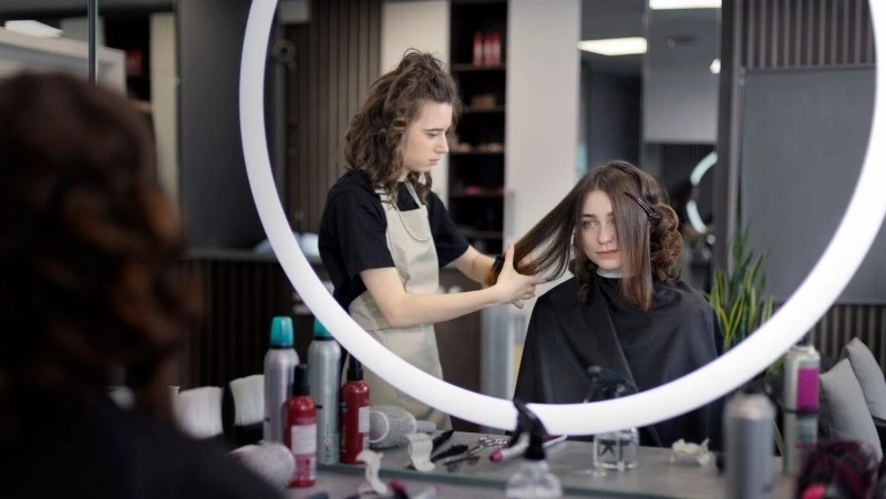 Зима близко: на Сахалине вырос спрос на уходовые процедуры за кожей рук и головы