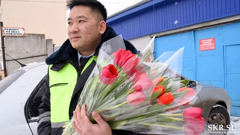 Добрые сотрудники ГИБДД растрогали сахалинок в канун 8 Марта