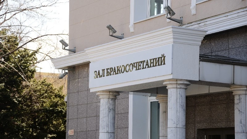 Новая парковка для гостей молодоженов появилась у ЗАГСа в Южно-Сахалинске