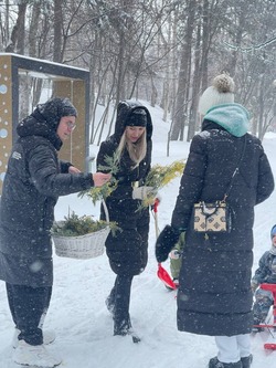 Мимозы дарили посетительницам парка Гагарина в Южно-Сахалинске 8 марта