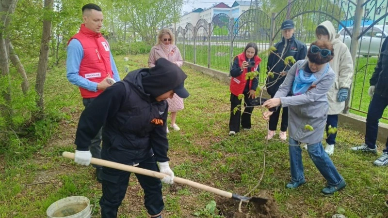 Воспитанники школы-интерната в Долинске присоединились к патриотической акции «Сад Памяти»
