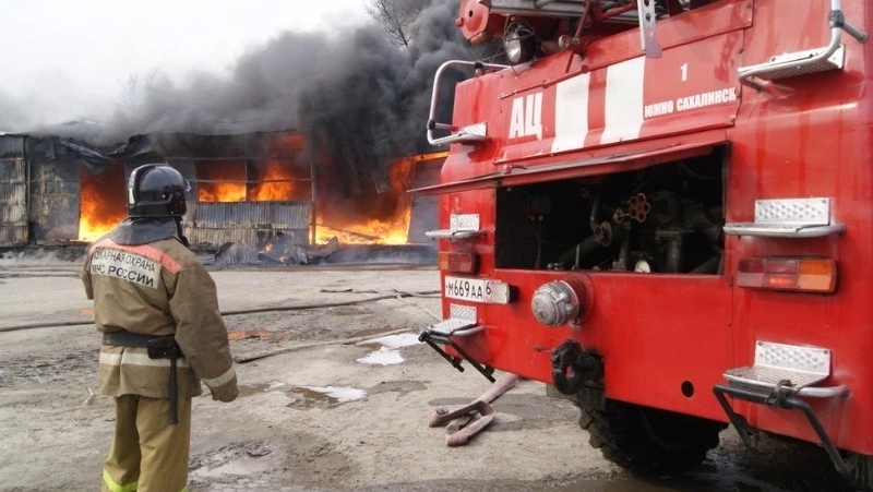 На военном полигоне в Анивском районе сгорело заброшенное строение