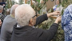 Жители Сахалина с нарушениями зрения плетут маскировочную сеть для фронта