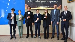 Лучших выпускников Поронайского района наградили медалями