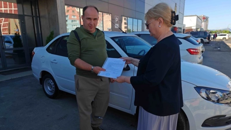 Пострадавший на производстве сахалинец получил специально оборудованный автомобиль от соцфонда 