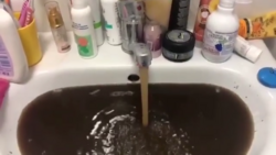 «Сидим, ждем»: черная вода пошла из кранов в жилых домах в Поронайске