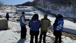 Партийцы и специалисты «Водоканала» проверили состояние водохранилищ Холмского района