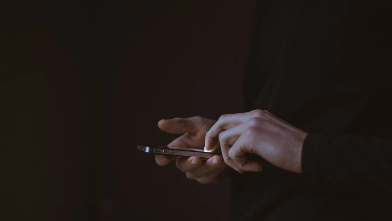 Житель Макарова ответит в суде за перевод денег с найденного телефона