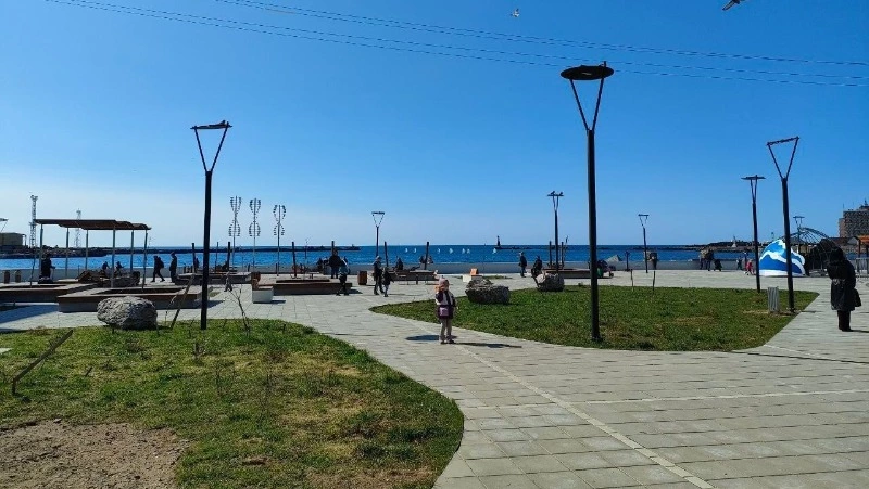 Две зоны отдыха обновили в Долинске и Холмске