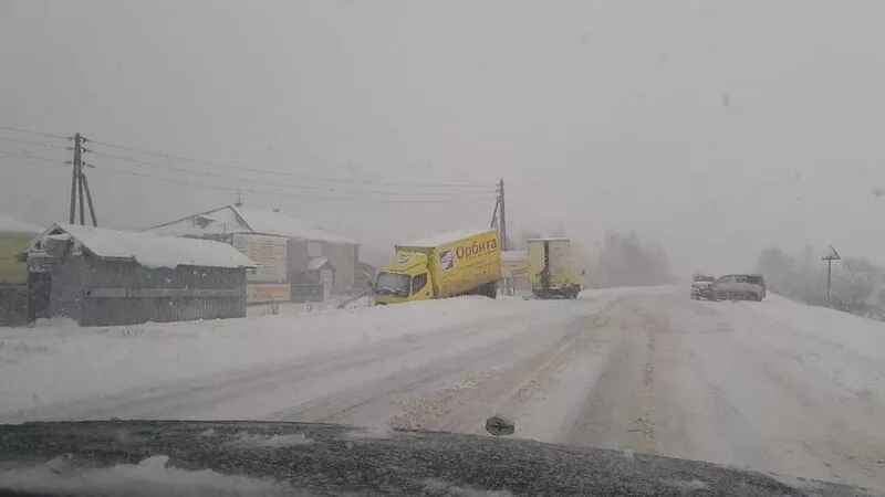 В Южно-Сахалинске фургончик «Орбиты» улетел с трассы после ДТП