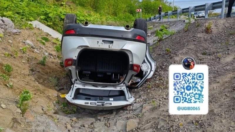 Женщина на Mazda перевернулась и съехала в кювет на Курилах