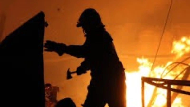 Пожарные потушили мусор в расселенном доме в Охе