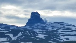 Вулкан Эбеко на Парамушире выбросил пепел на высоту 1,8 км