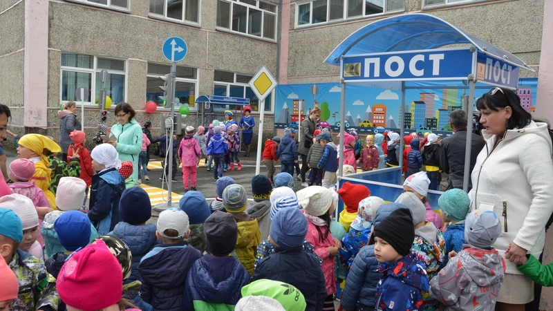 Малыши детсада «Веснушка» учат правила дорожного движения на электромобилях