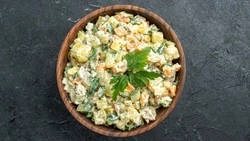 Гастроэнтеролог Вялов рассказал, сколько оливье можно съесть за раз