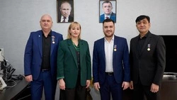 Артистам Чехов-центра и Сахалинской филармонии вручили медали за творческий подвиг