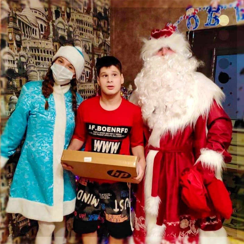 Праздник в дом приходит: подросток из Холмска получил ноутбук от Сергея Байдакова