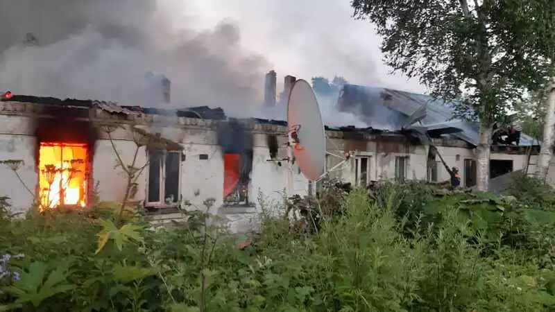 Пожарные в Южно-Сахалинске тушат жилой дом в районе «Ласточки»